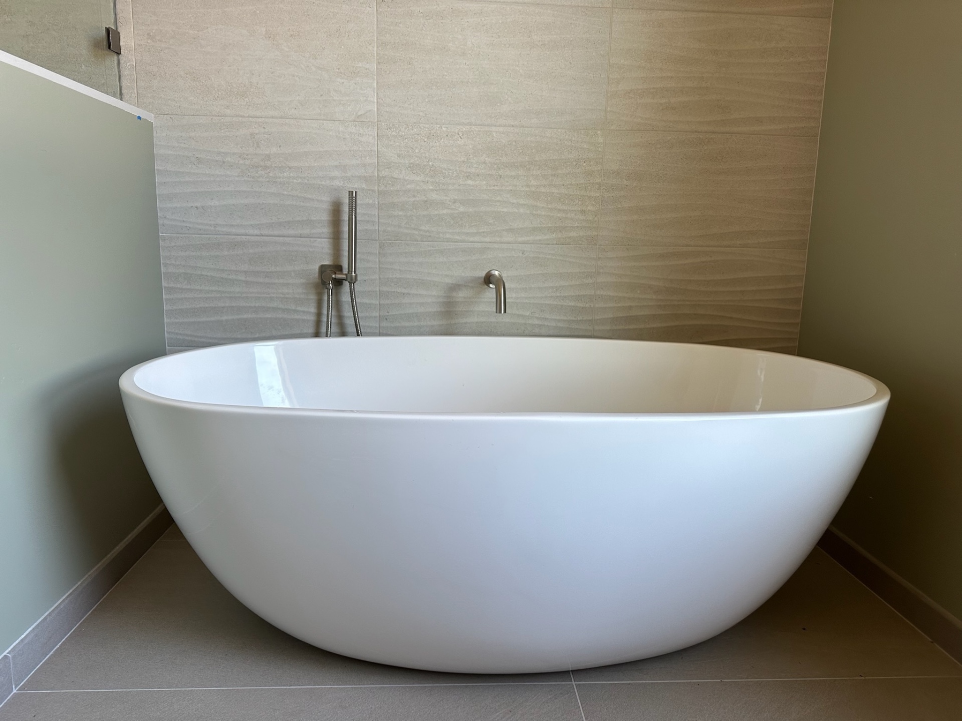 Freestanding soaking tub